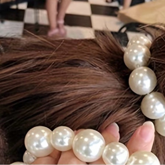 Accessories - Elegant Pearl Hair Tie